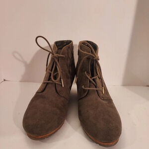 Dr. Scholl's Shoes Olive Green Microfiber Conquer Ankle Booties in Size 7.5M